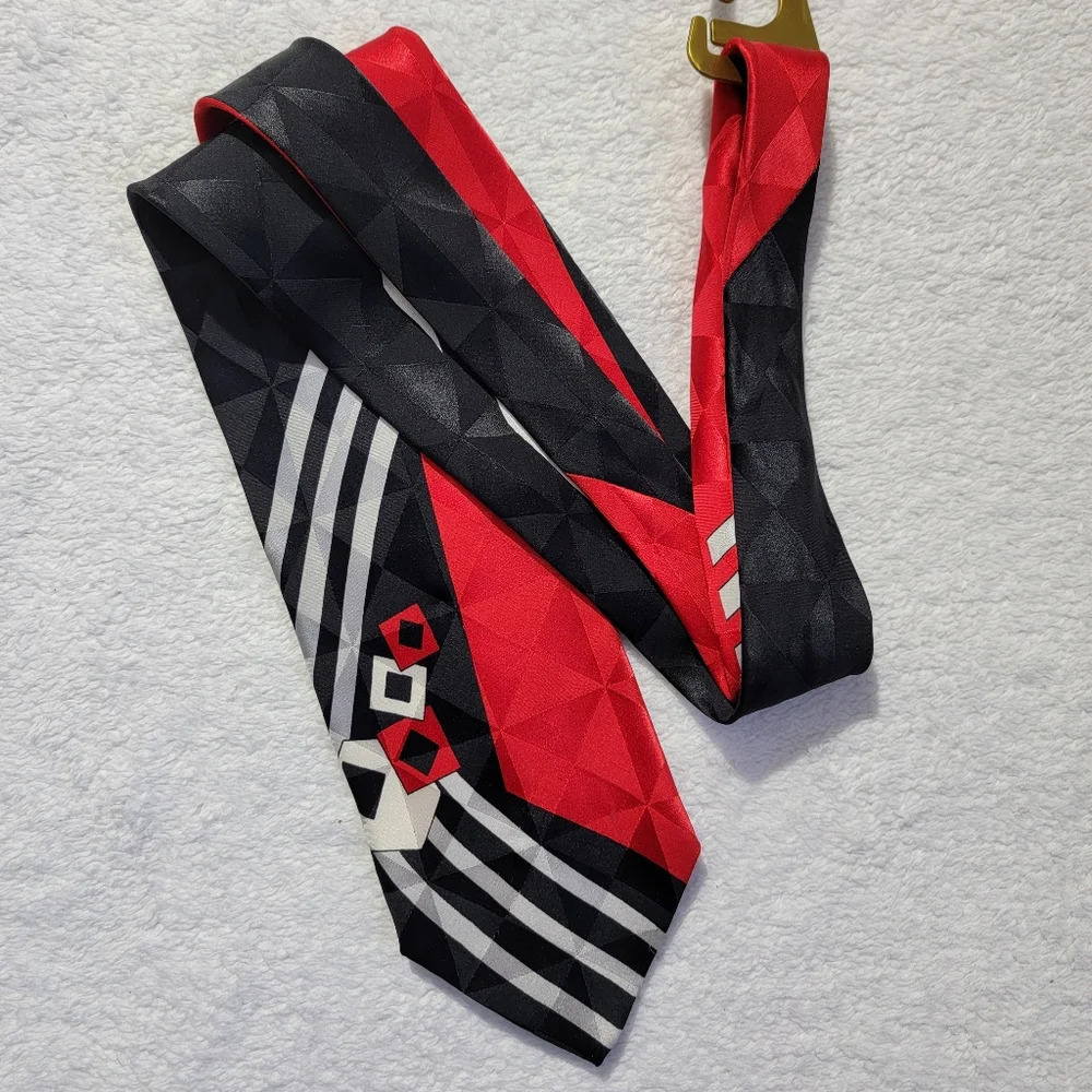 NWOT Mens 100% Silk Tie Red Black White Retro 80s Look